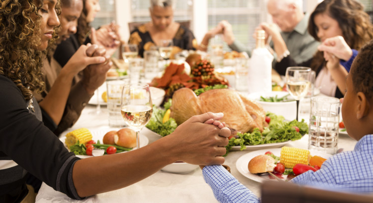Family-prays-at-Thanksgiving-table-holding-hands-000027702828_Medium-750x410-1-1